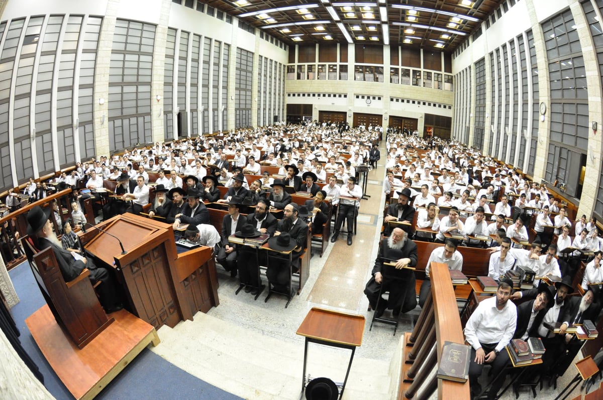 תיעוד: אלפים בהספד המרכזי על ראש ישיבת מיר זצ"ל