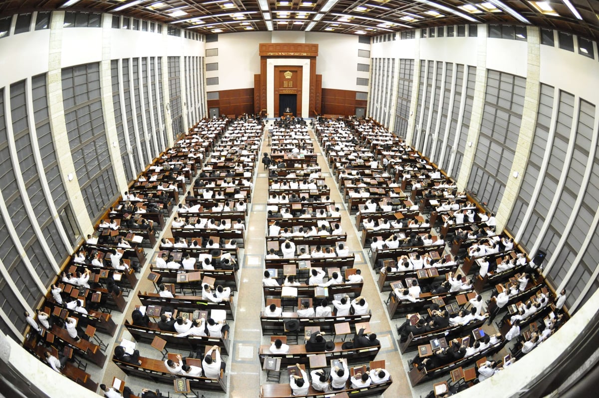 תיעוד: אלפים בהספד המרכזי על ראש ישיבת מיר זצ"ל