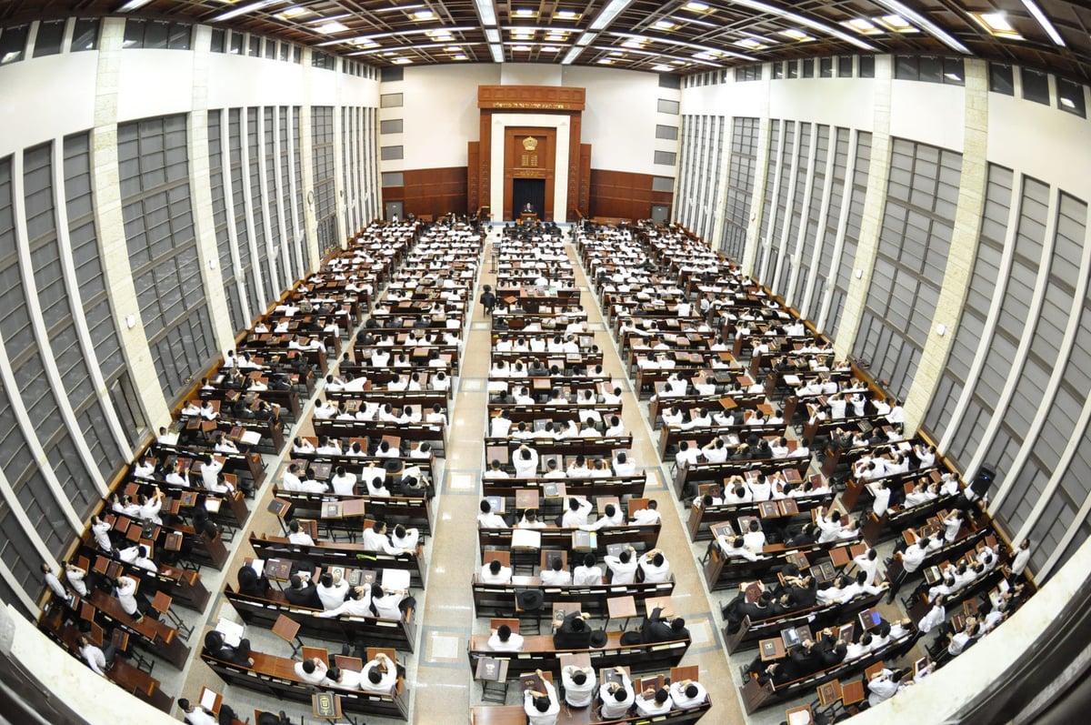 תיעוד: אלפים בהספד המרכזי על ראש ישיבת מיר זצ"ל