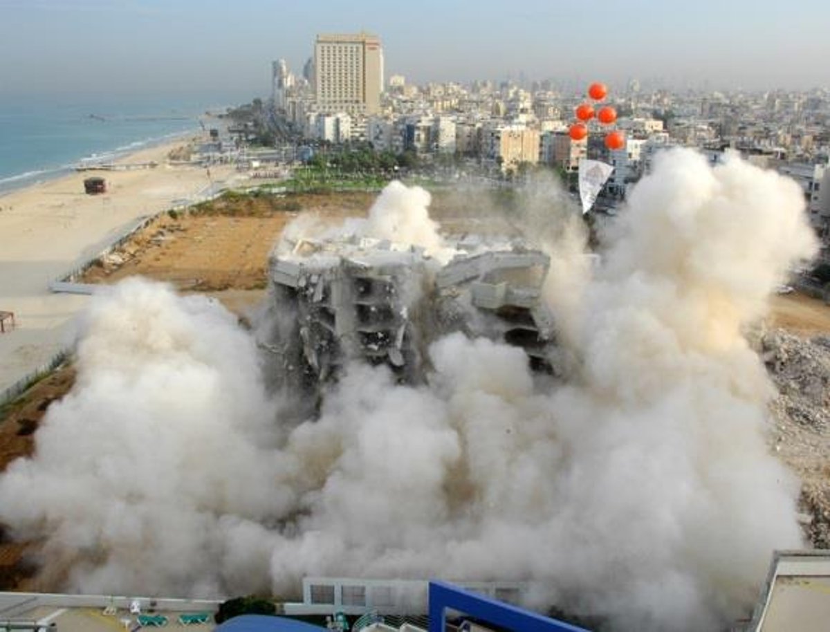 צפו:  25 ק"ג חומר נפץ הפילו בתוך שניות את המלון