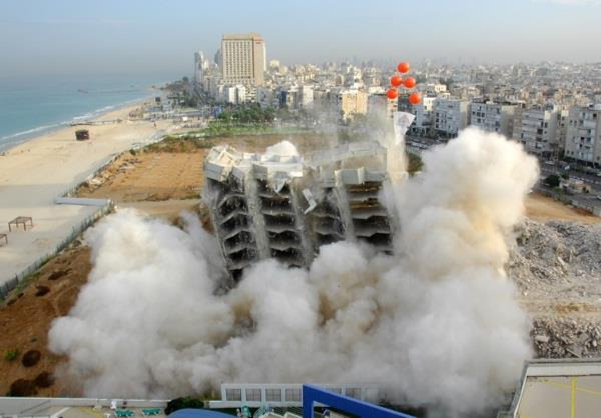 צפו:  25 ק"ג חומר נפץ הפילו בתוך שניות את המלון