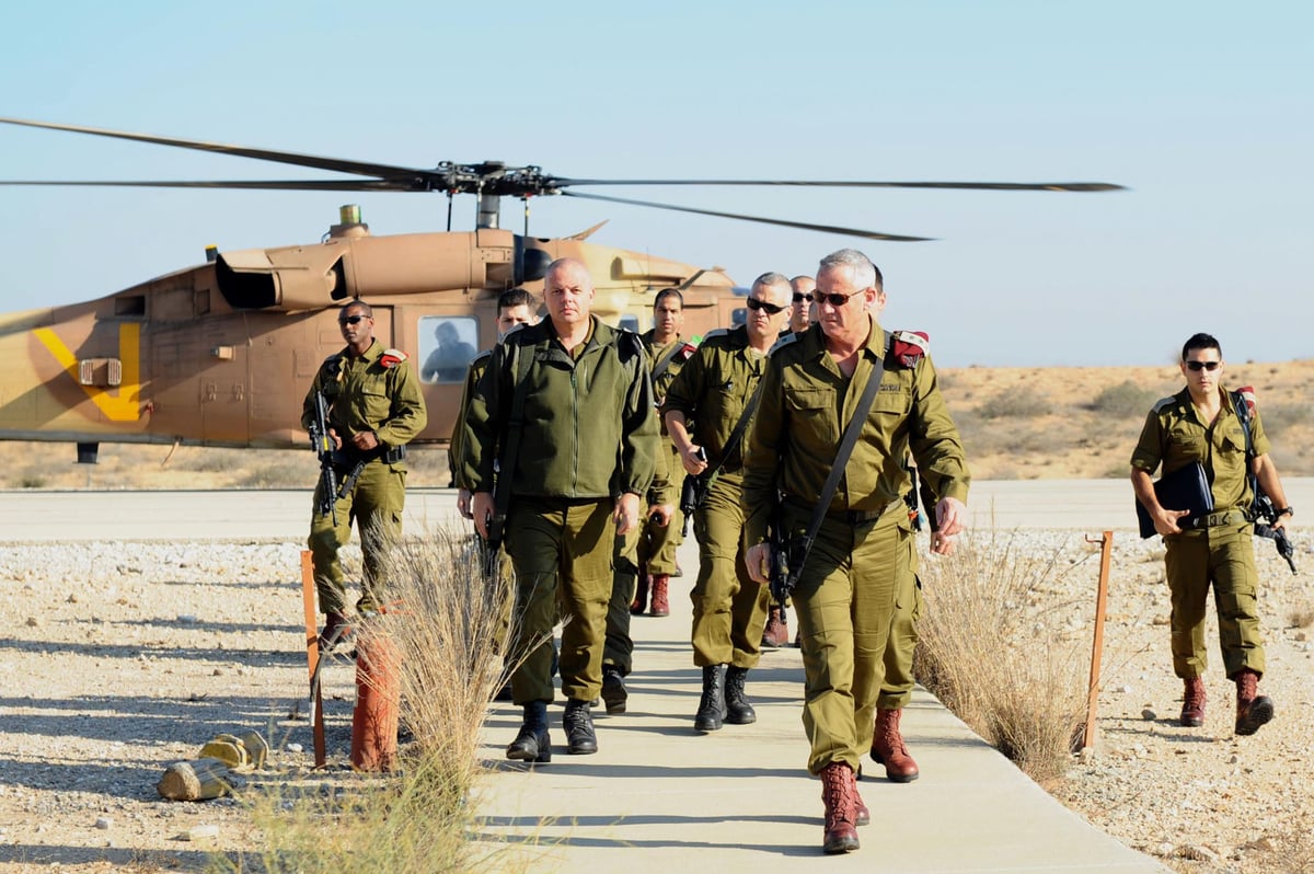 הרמטכ"ל בני גנץ יורד מהמסוק הצבאי