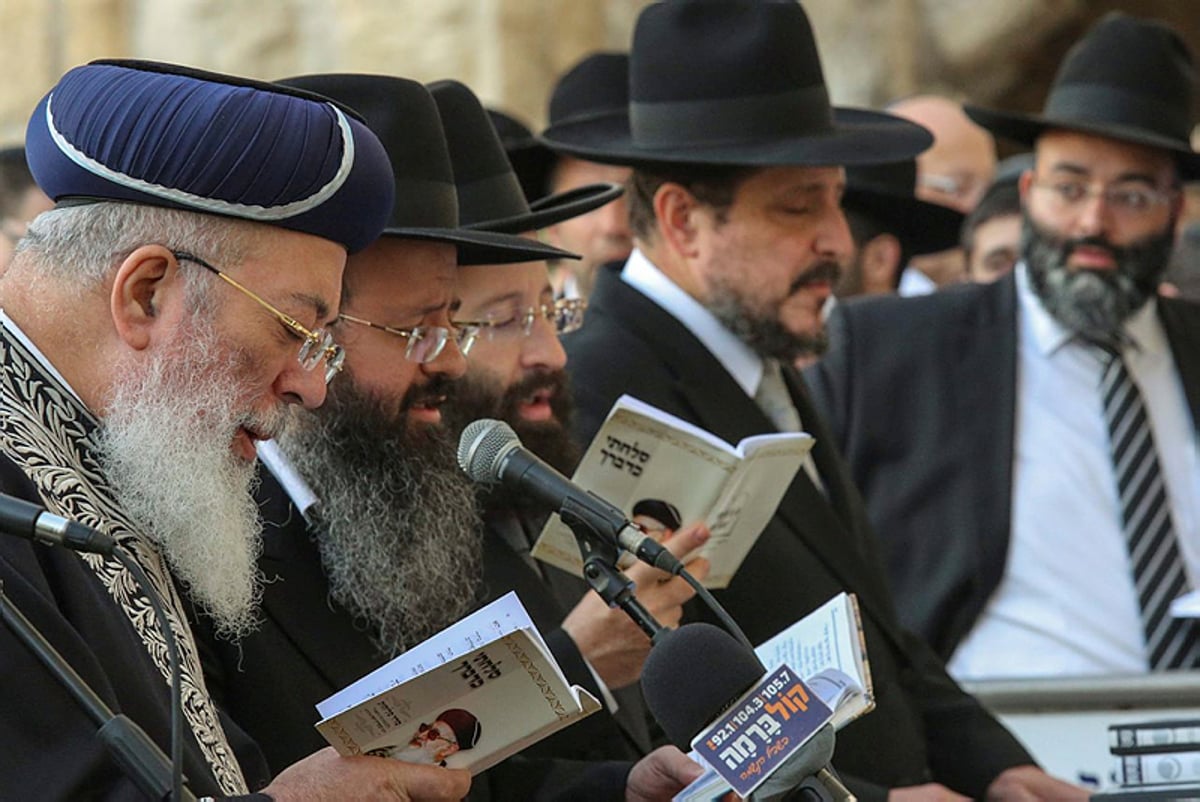 ,הרב הראשי הגר"ש עמאר בתפילה להצלחת המבצע.