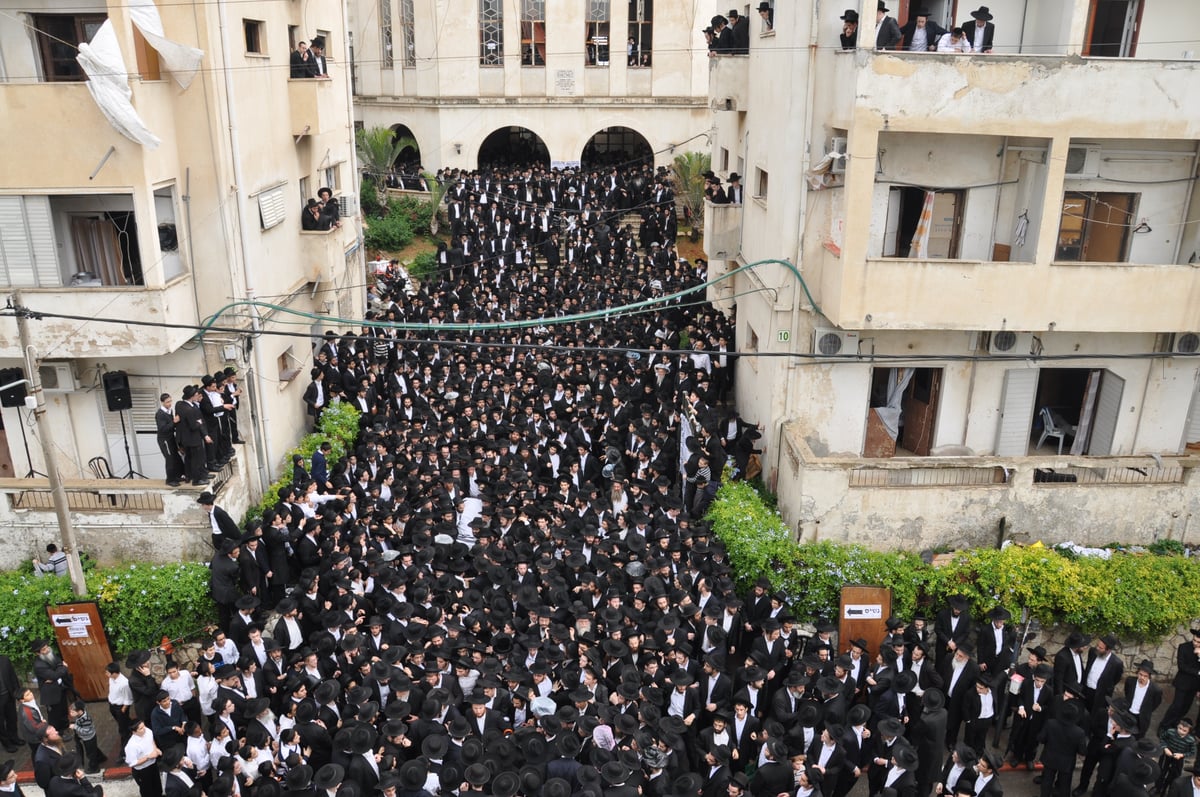 מתקשים להיפרד: רבבות בהלווית רבי עמרם זקס