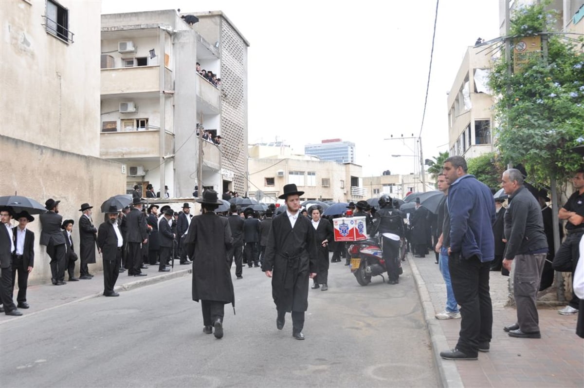 מתקשים להיפרד: רבבות בהלווית רבי עמרם זקס