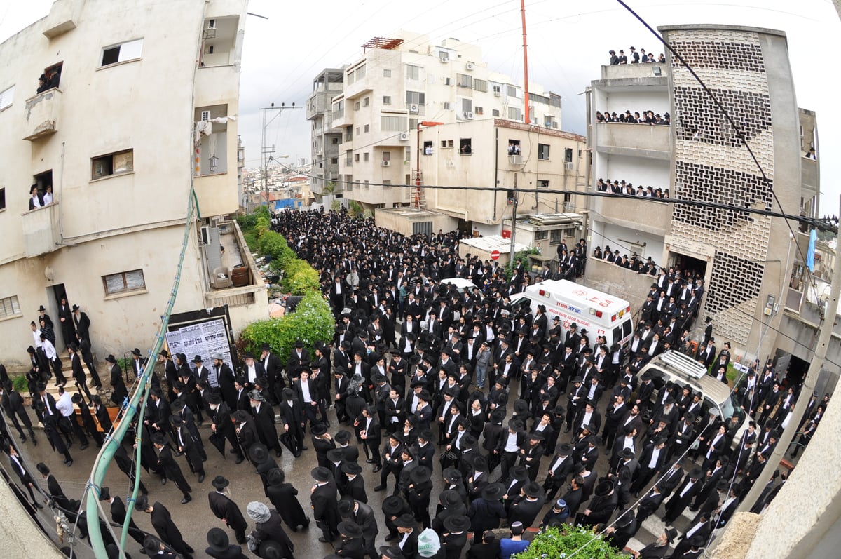 מתקשים להיפרד: רבבות בהלווית רבי עמרם זקס