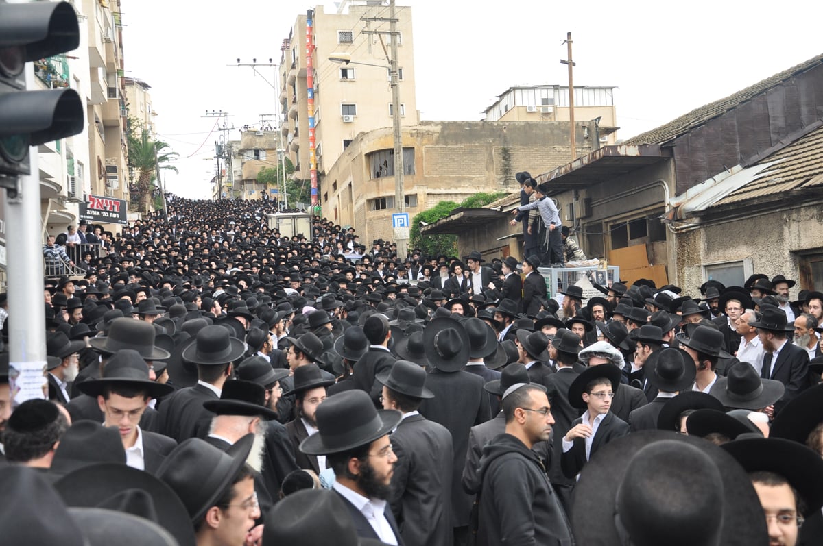 מתקשים להיפרד: רבבות בהלווית רבי עמרם זקס