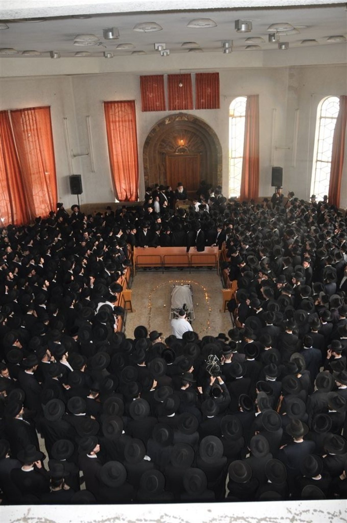 מתקשים להיפרד: רבבות בהלווית רבי עמרם זקס