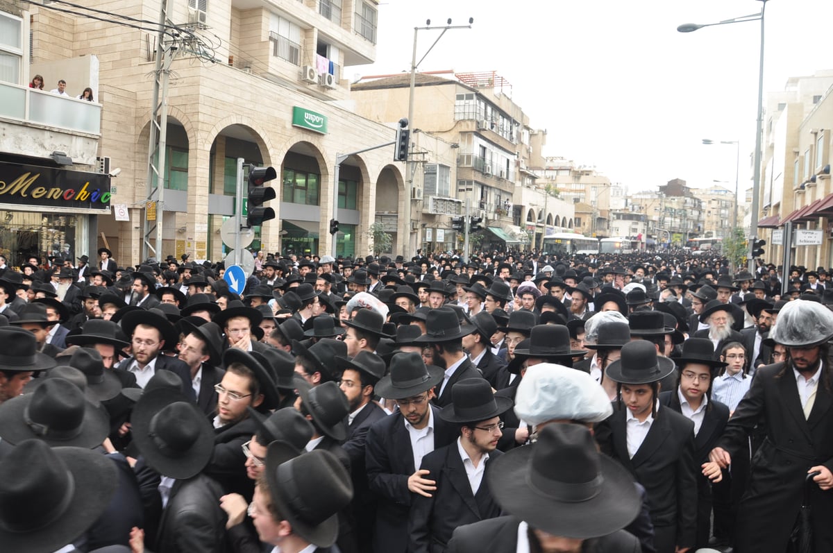 מתקשים להיפרד: רבבות בהלווית רבי עמרם זקס