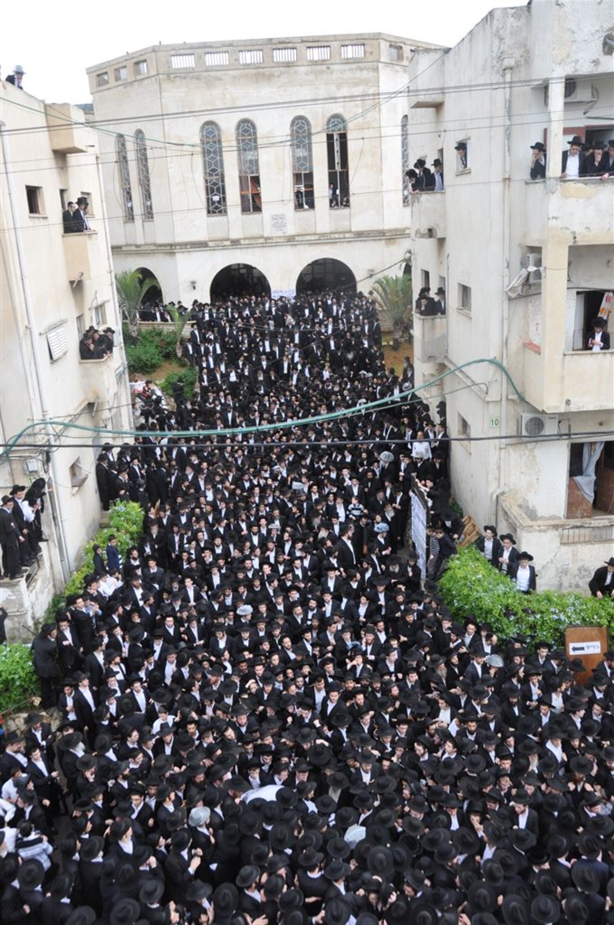 מתקשים להיפרד: רבבות בהלווית רבי עמרם זקס