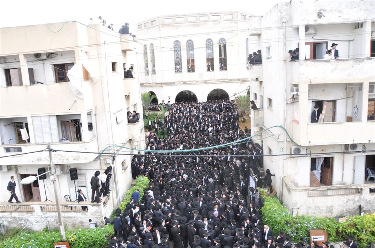 מתקשים להיפרד: רבבות בהלווית רבי עמרם זקס