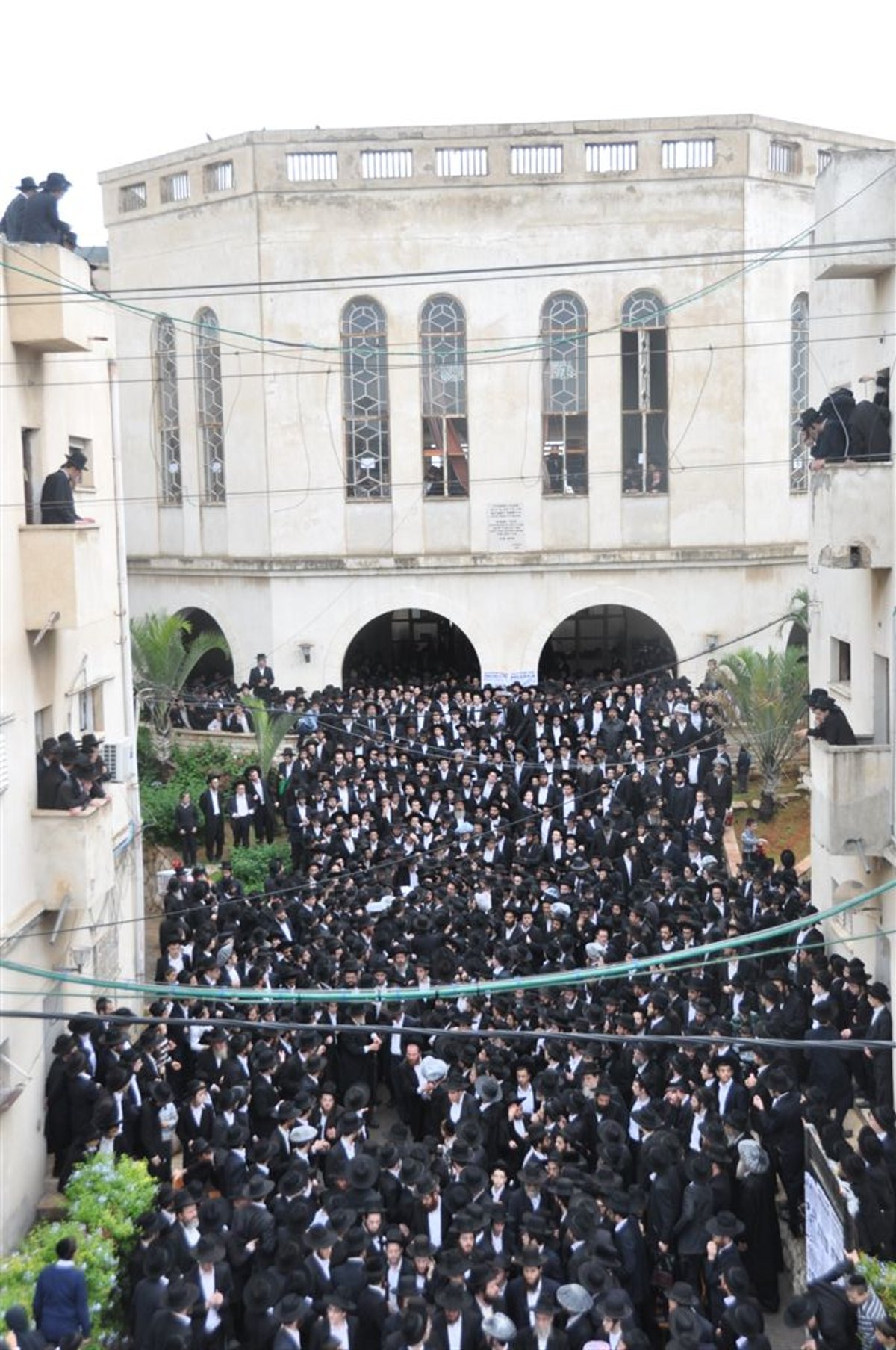 מתקשים להיפרד: רבבות בהלווית רבי עמרם זקס