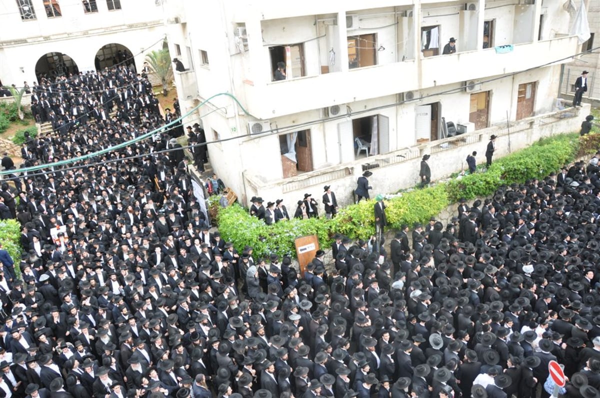 מתקשים להיפרד: רבבות בהלווית רבי עמרם זקס