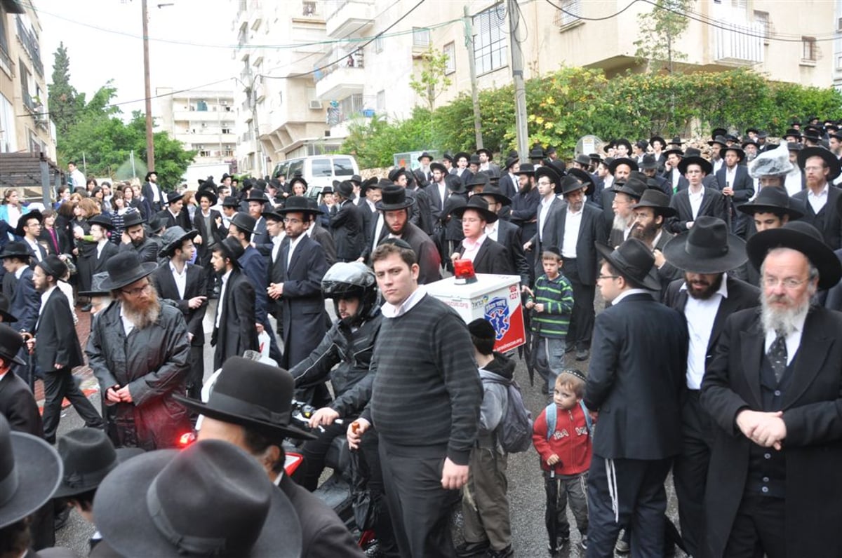 מתקשים להיפרד: רבבות בהלווית רבי עמרם זקס