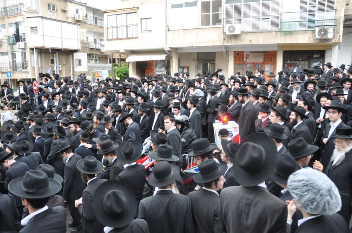 מתקשים להיפרד: רבבות בהלווית רבי עמרם זקס