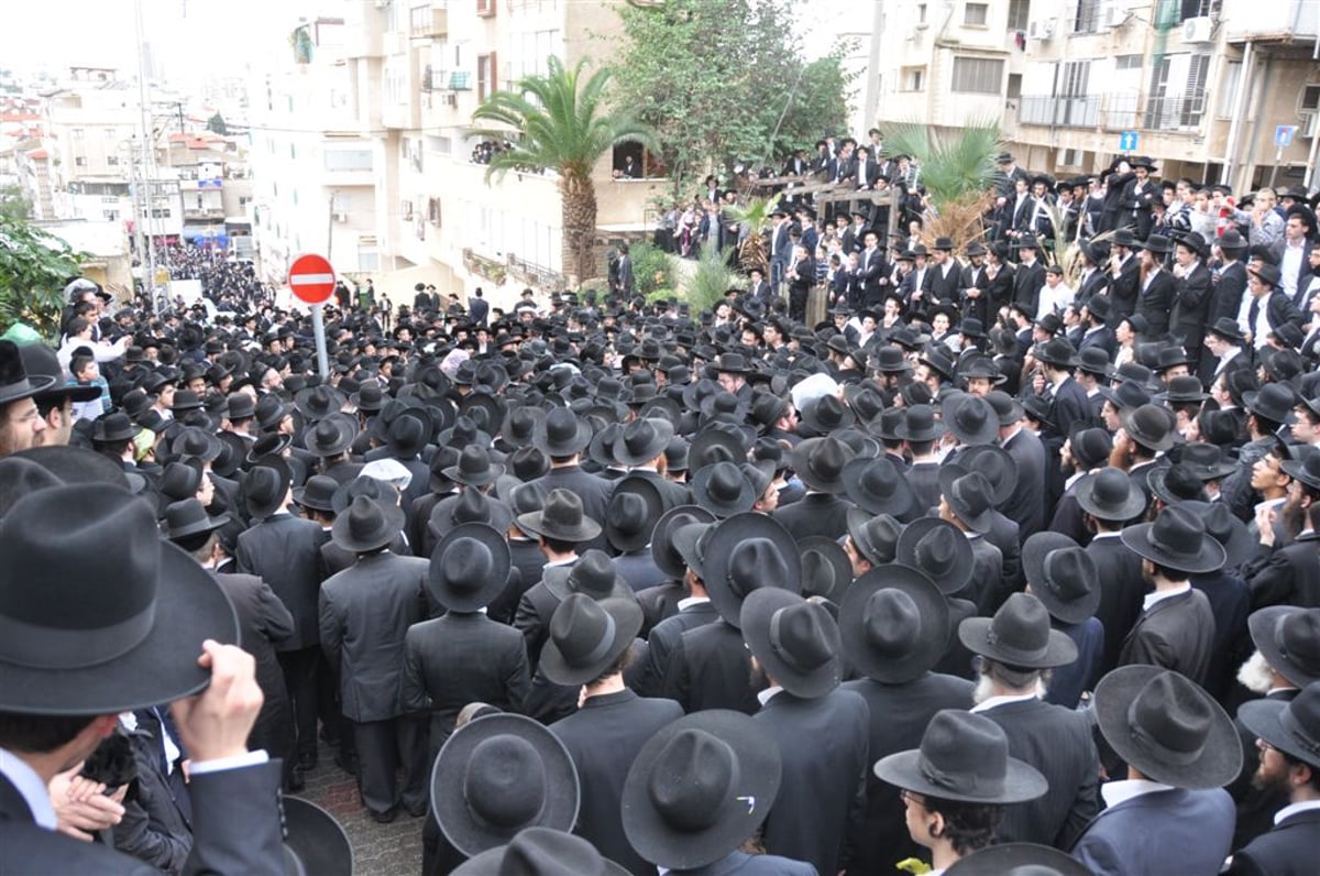 מתקשים להיפרד: רבבות בהלווית רבי עמרם זקס