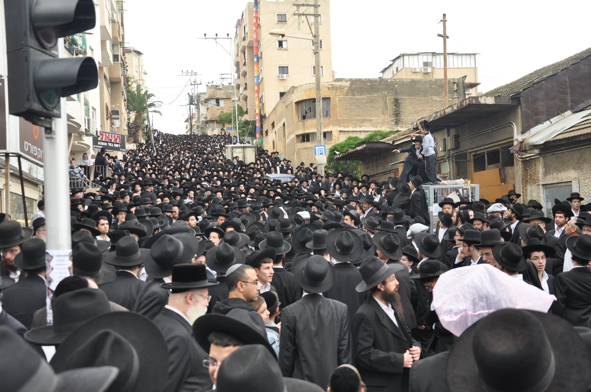 מתקשים להיפרד: רבבות בהלווית רבי עמרם זקס