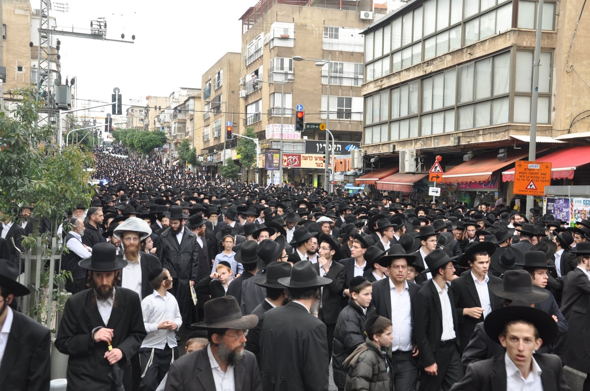 מתקשים להיפרד: רבבות בהלווית רבי עמרם זקס