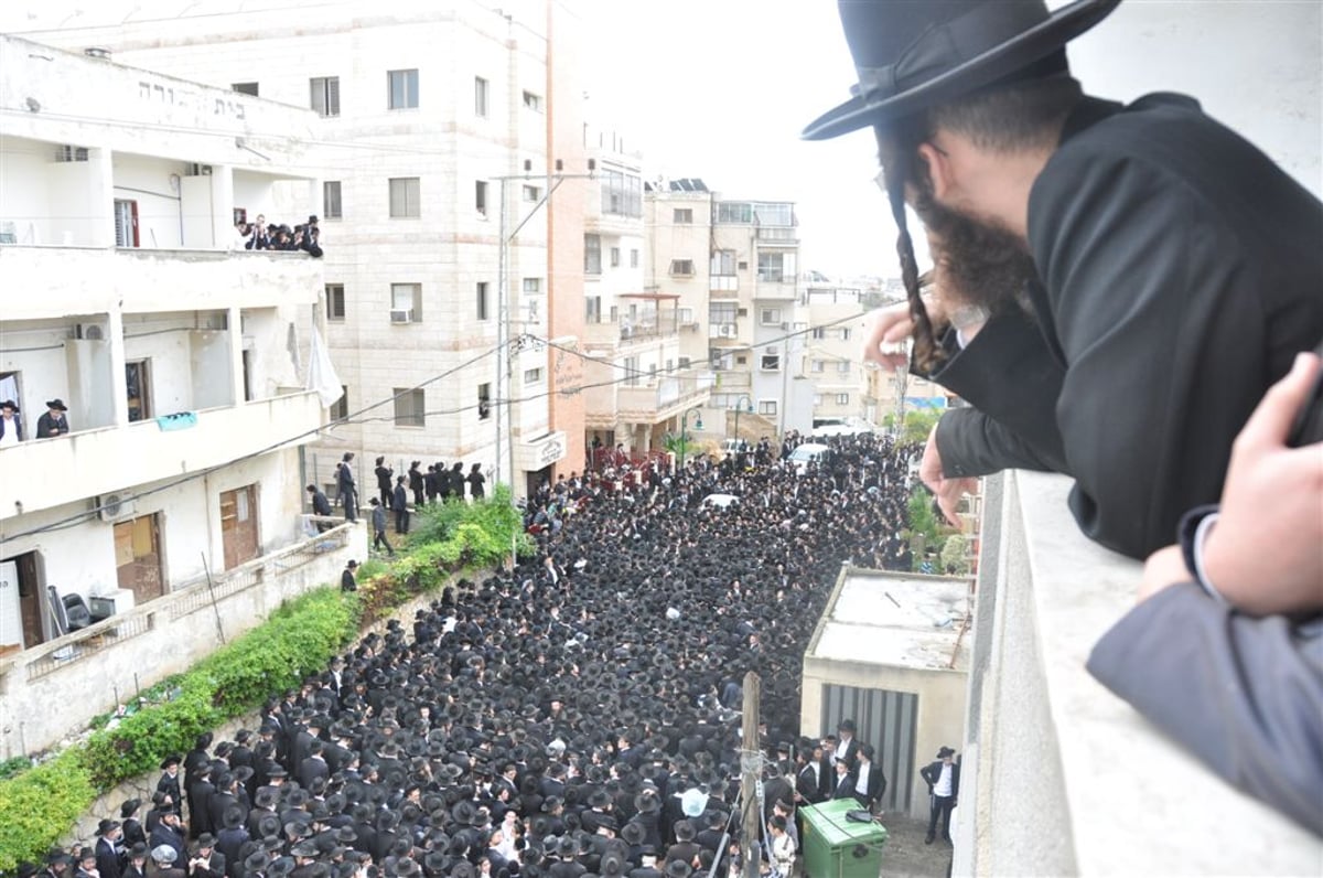 מתקשים להיפרד: רבבות בהלווית רבי עמרם זקס