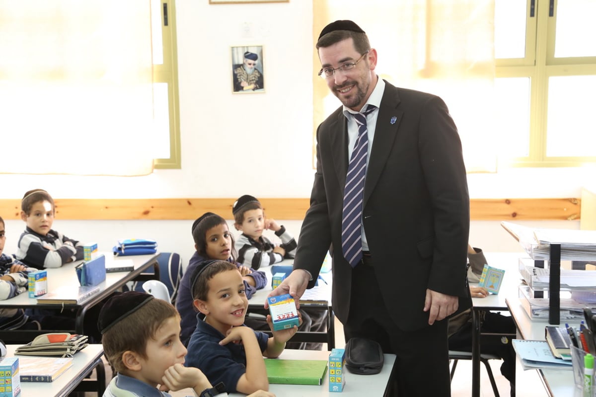 ילדי בית שמש הופתעו: נרות חנוכה והוראות בטיחות