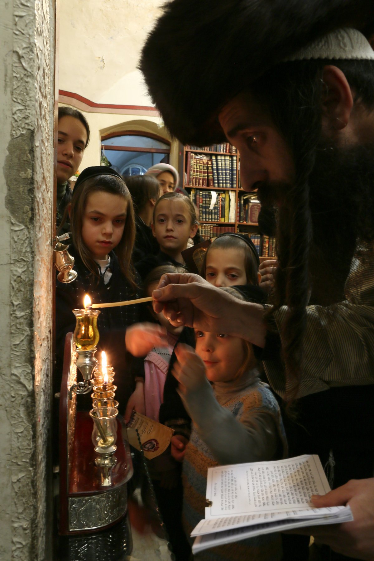 תיעוד מרהיב: נר חמישי של חנוכה בירושלים