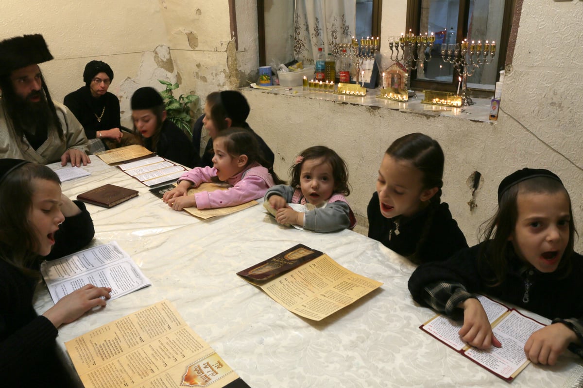 תיעוד מרהיב: נר חמישי של חנוכה בירושלים