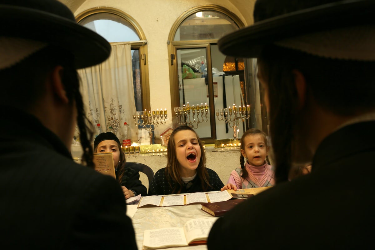 תיעוד מרהיב: נר חמישי של חנוכה בירושלים