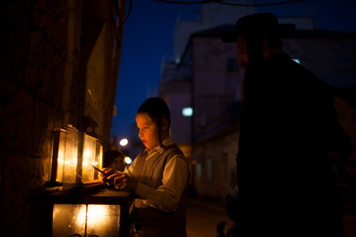 תיעוד מרהיב: נר חמישי של חנוכה בירושלים