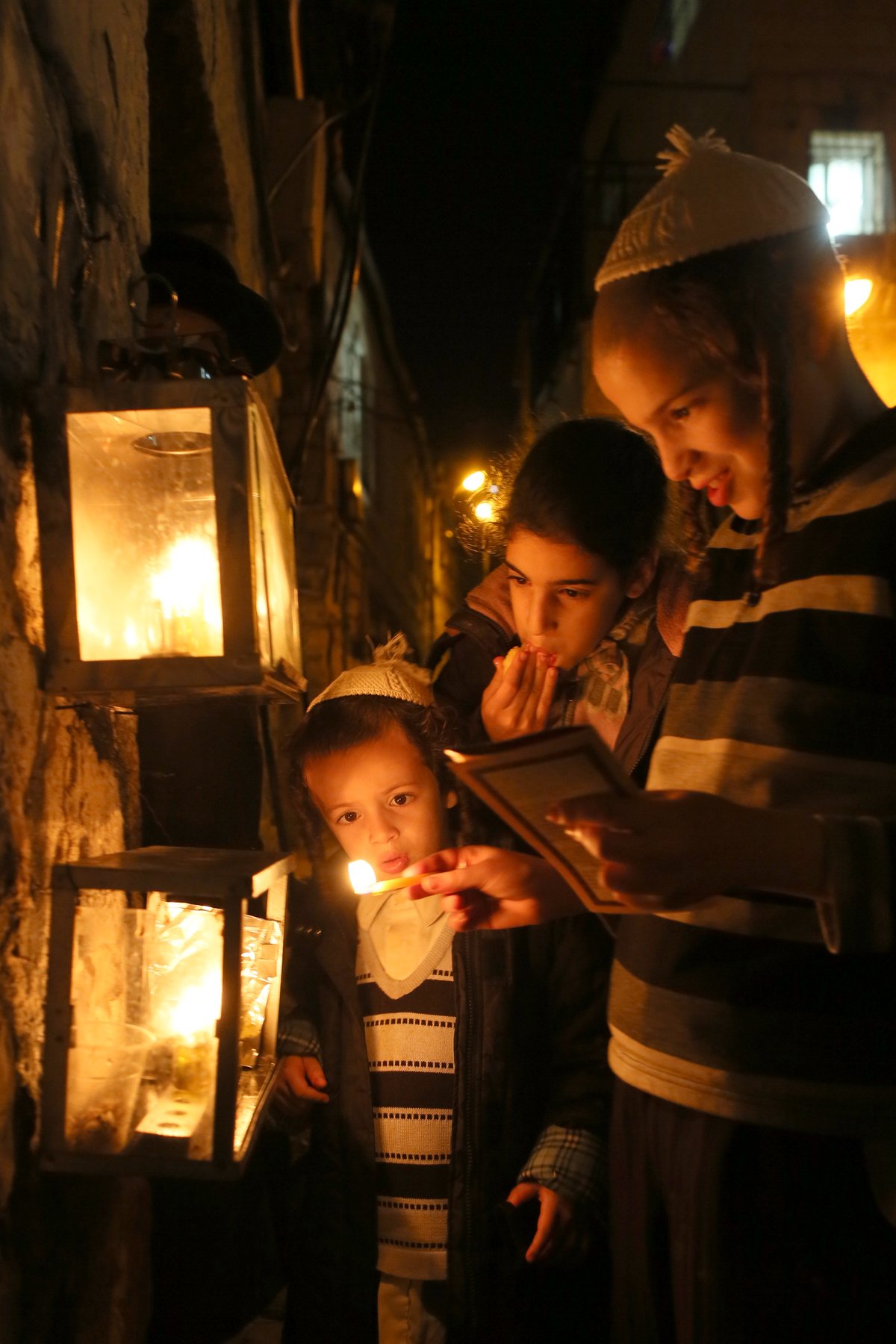 תיעוד מרהיב: נר חמישי של חנוכה בירושלים