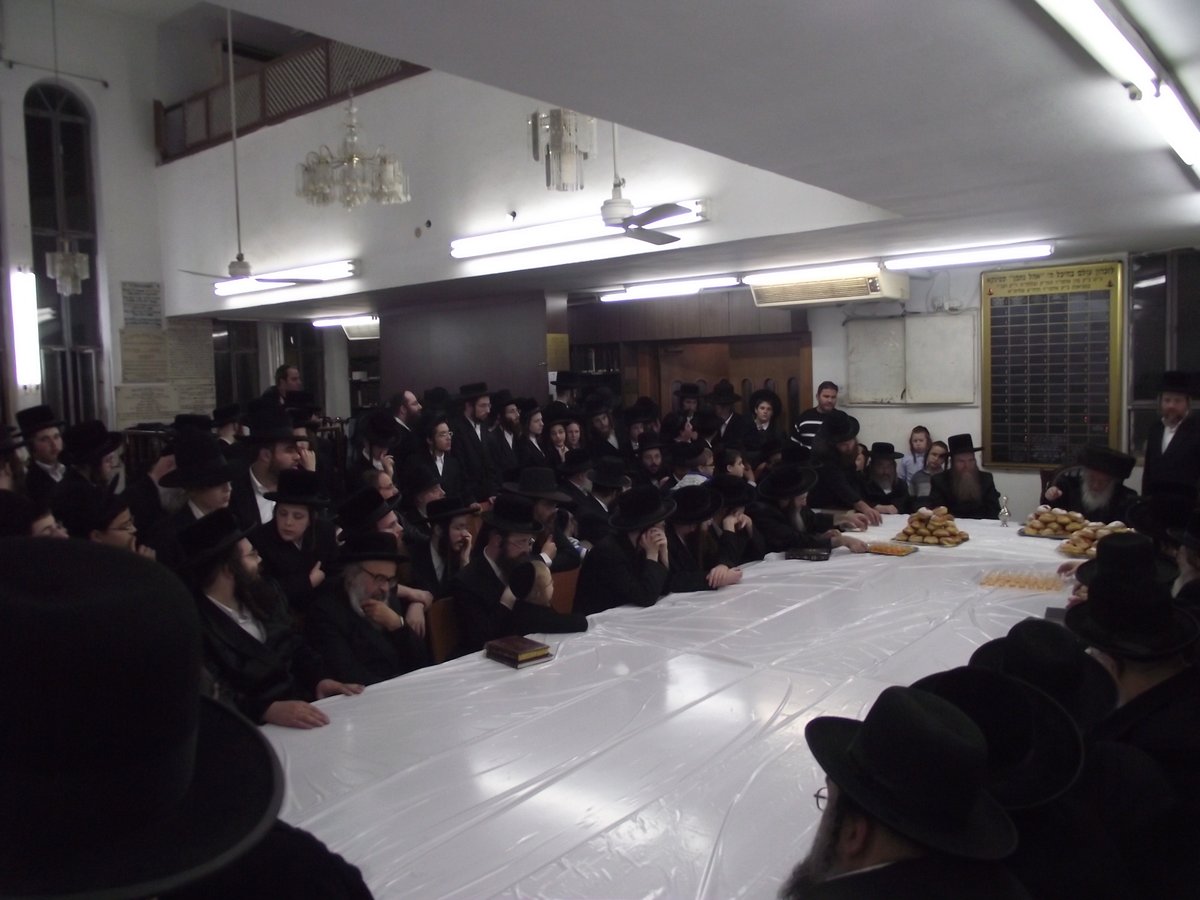 תיעוד: הדלקת נרות וטיש חנוכה בספינקא בני ברק