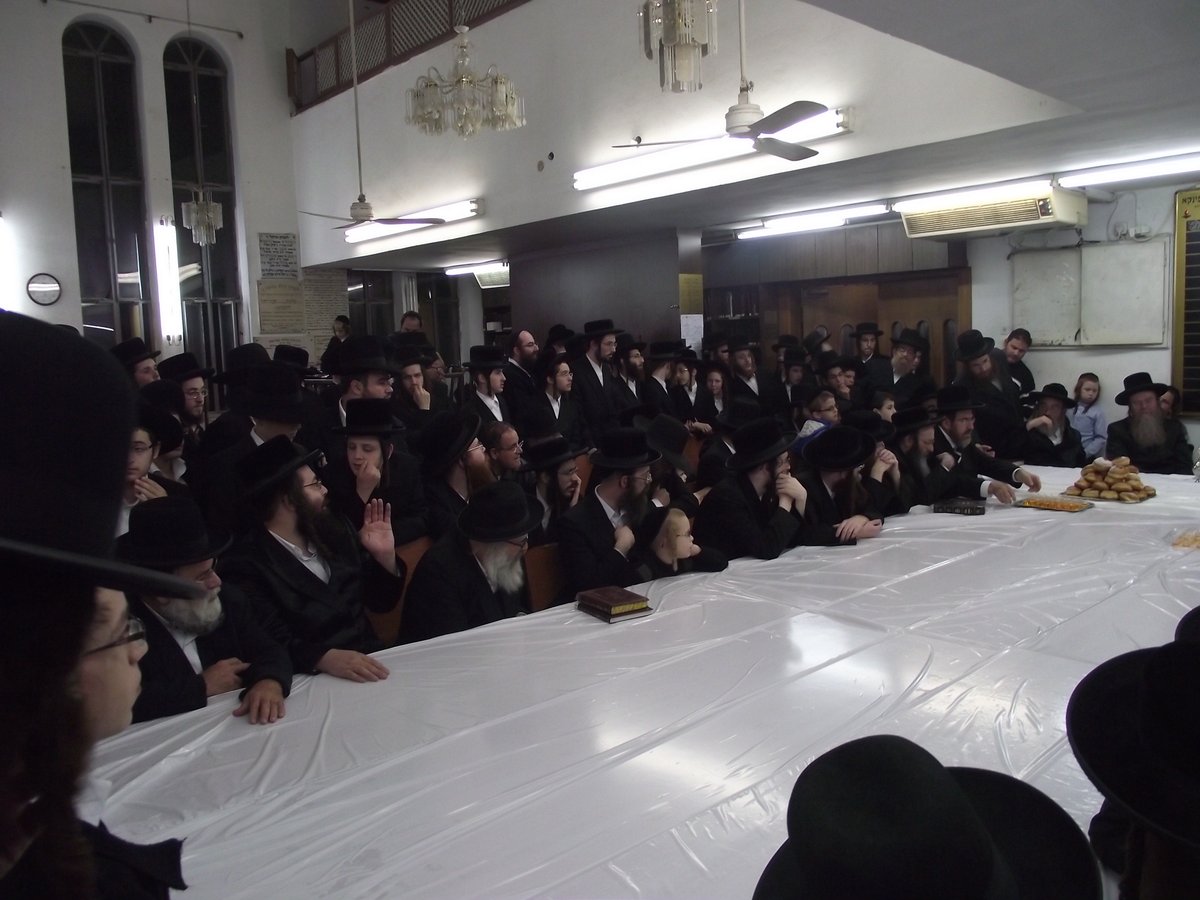 תיעוד: הדלקת נרות וטיש חנוכה בספינקא בני ברק