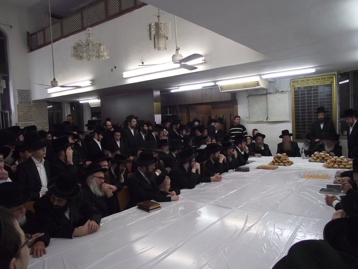 תיעוד: הדלקת נרות וטיש חנוכה בספינקא בני ברק