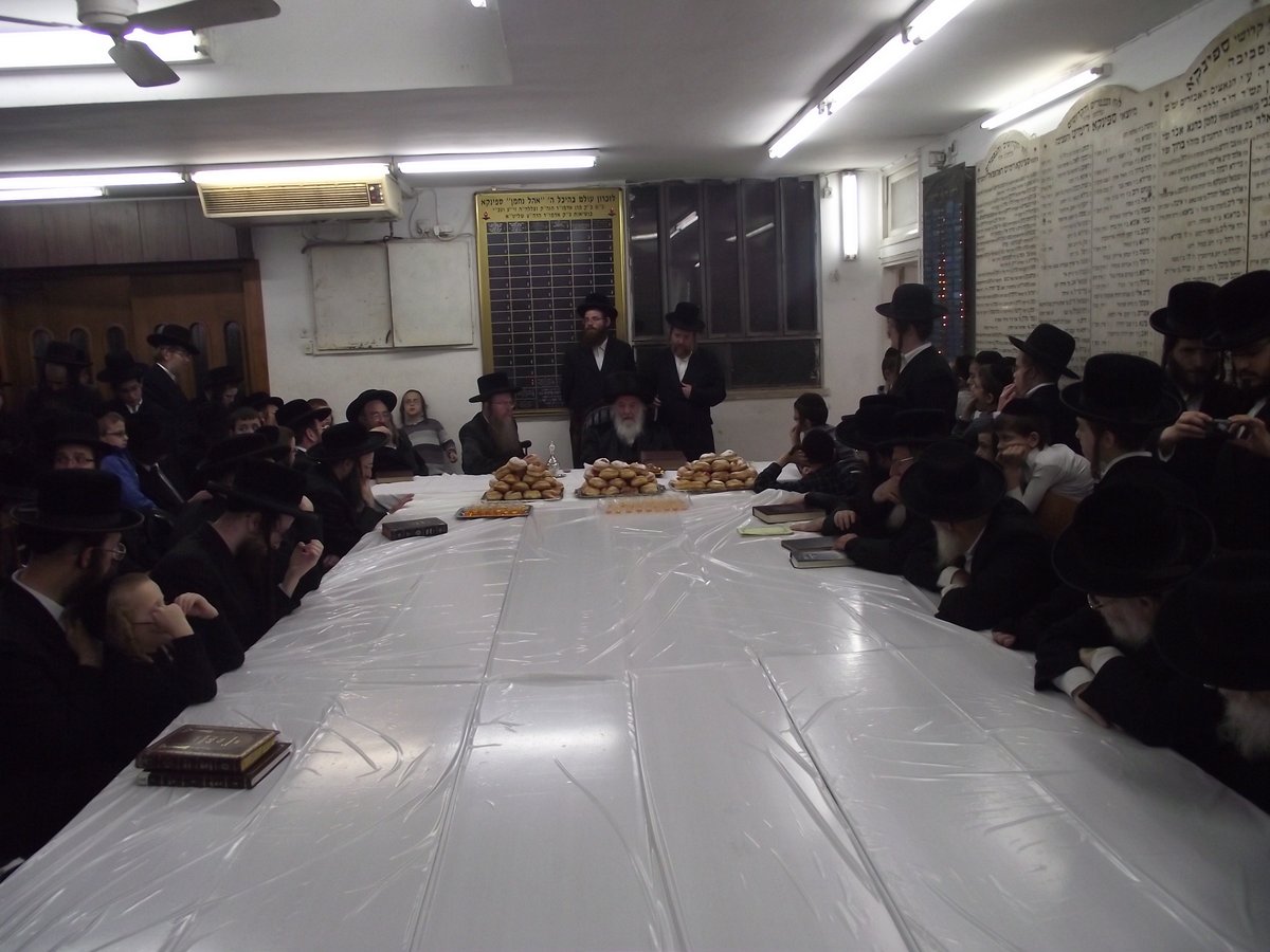 תיעוד: הדלקת נרות וטיש חנוכה בספינקא בני ברק