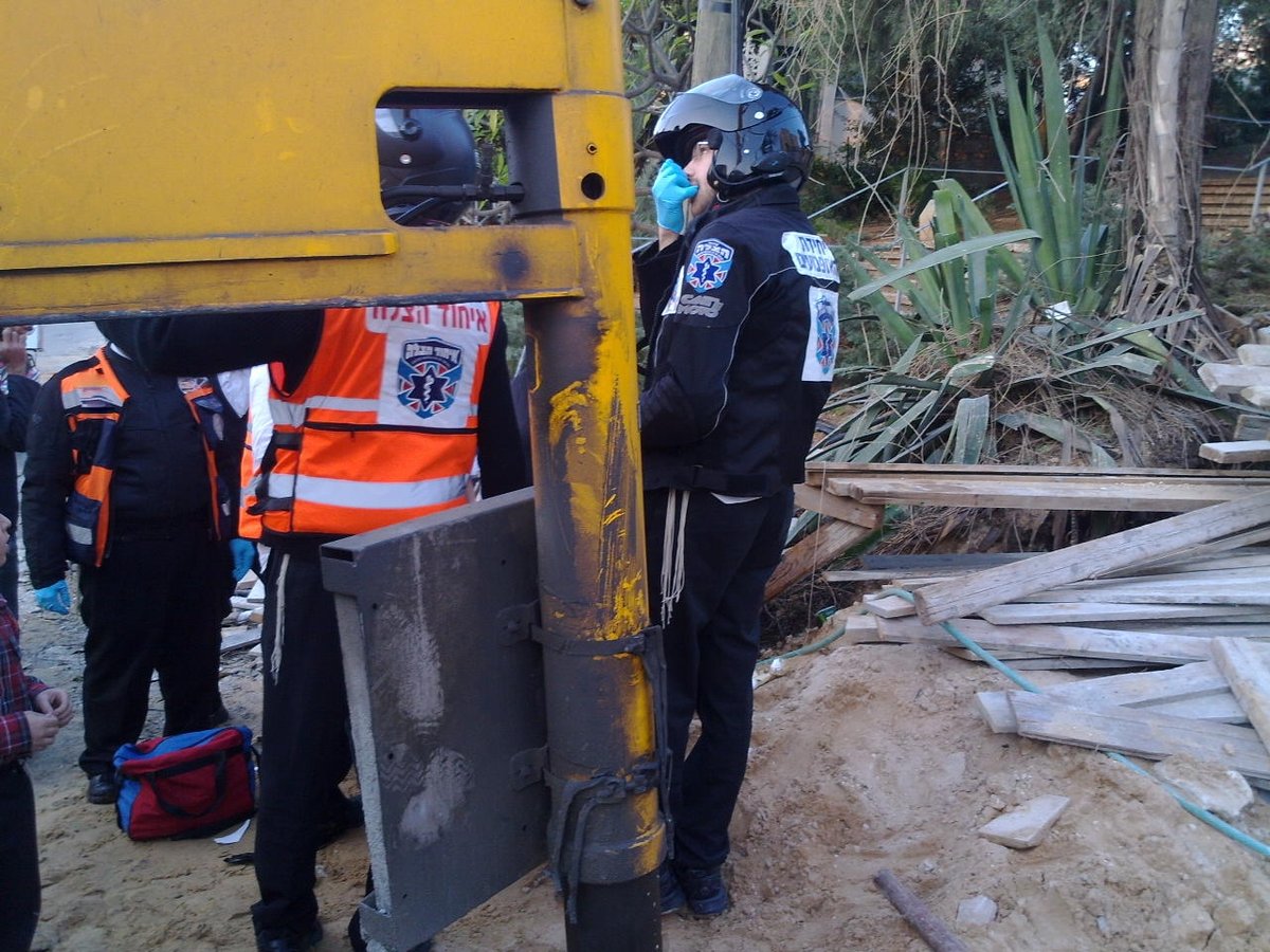 בני ברק: ילד בן 5 נפגע בראשו מג'יפ בעת שחצה מעבר חצייה