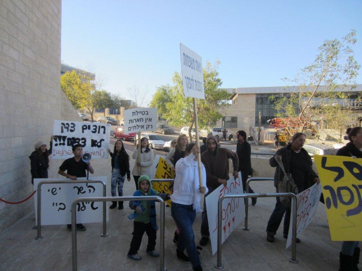 סוגרים את הבאסטה: הרוכלים הפגינו נגד אלי ישי