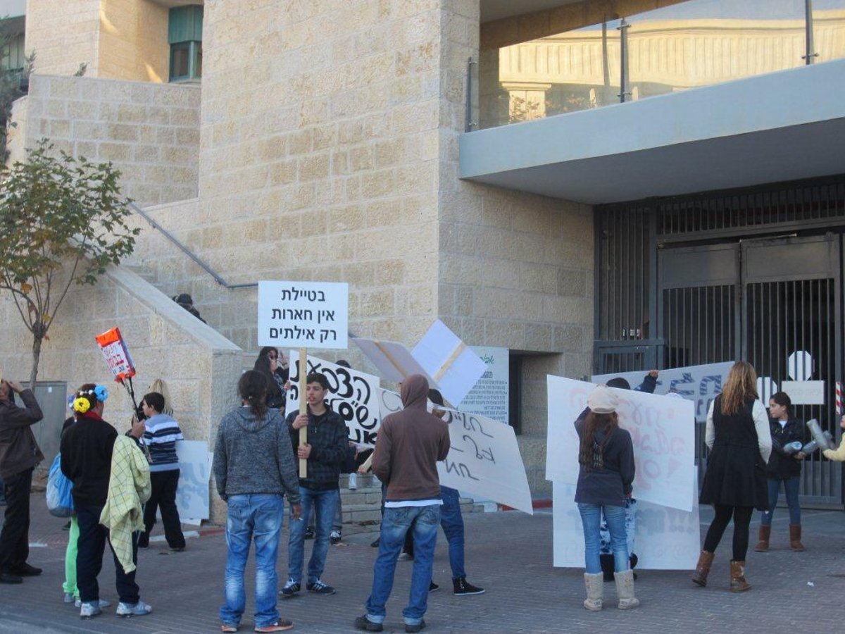 סוגרים את הבאסטה: הרוכלים הפגינו נגד אלי ישי