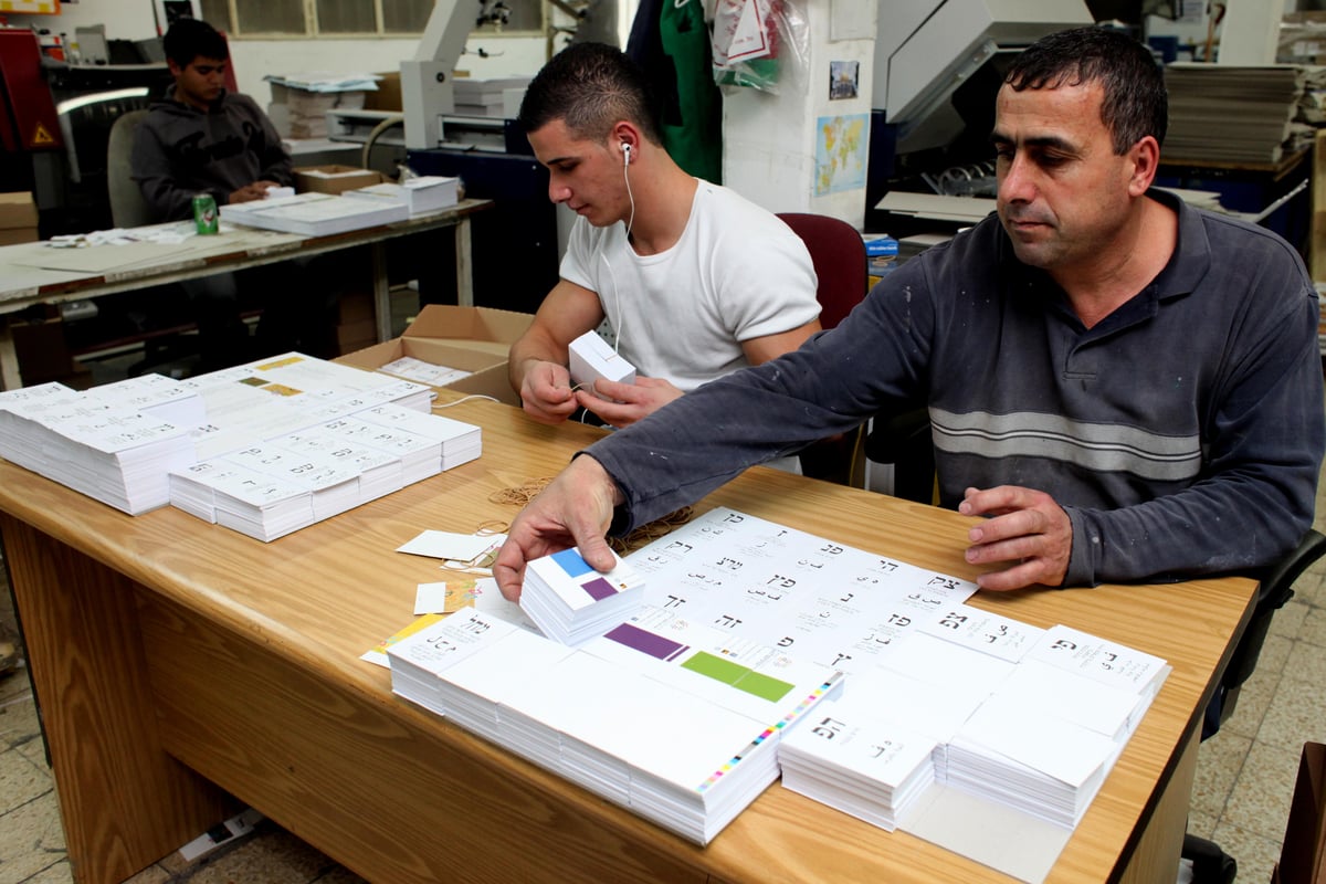 תיעוד מיוחד: כך מכינים את פתקי ההצבעה לבחירות