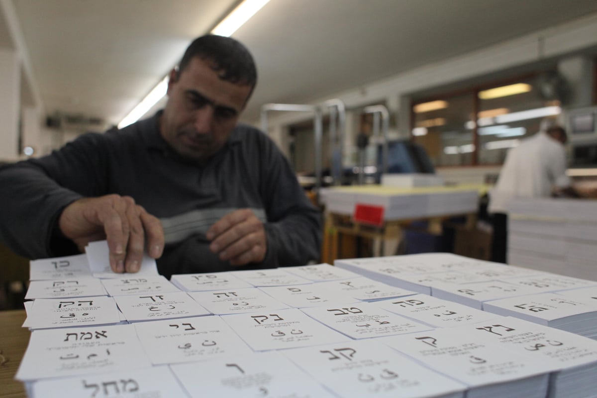 תיעוד מיוחד: כך מכינים את פתקי ההצבעה לבחירות