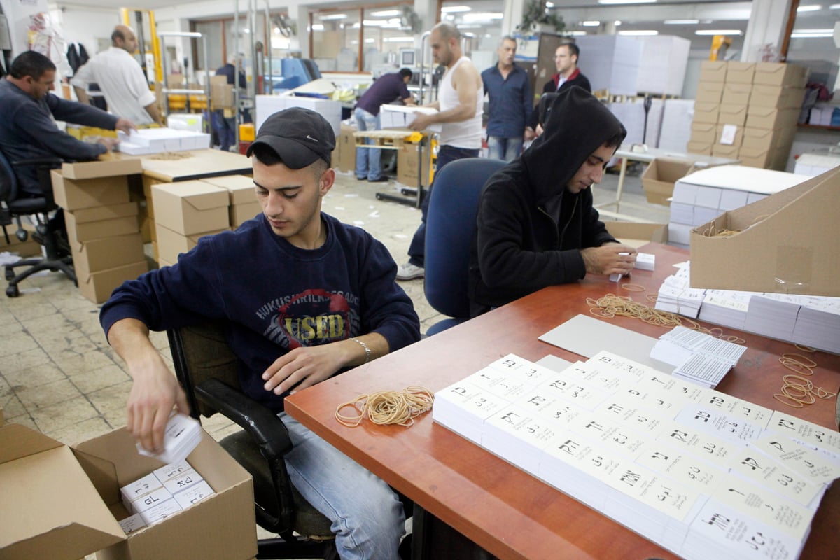 תיעוד מיוחד: כך מכינים את פתקי ההצבעה לבחירות