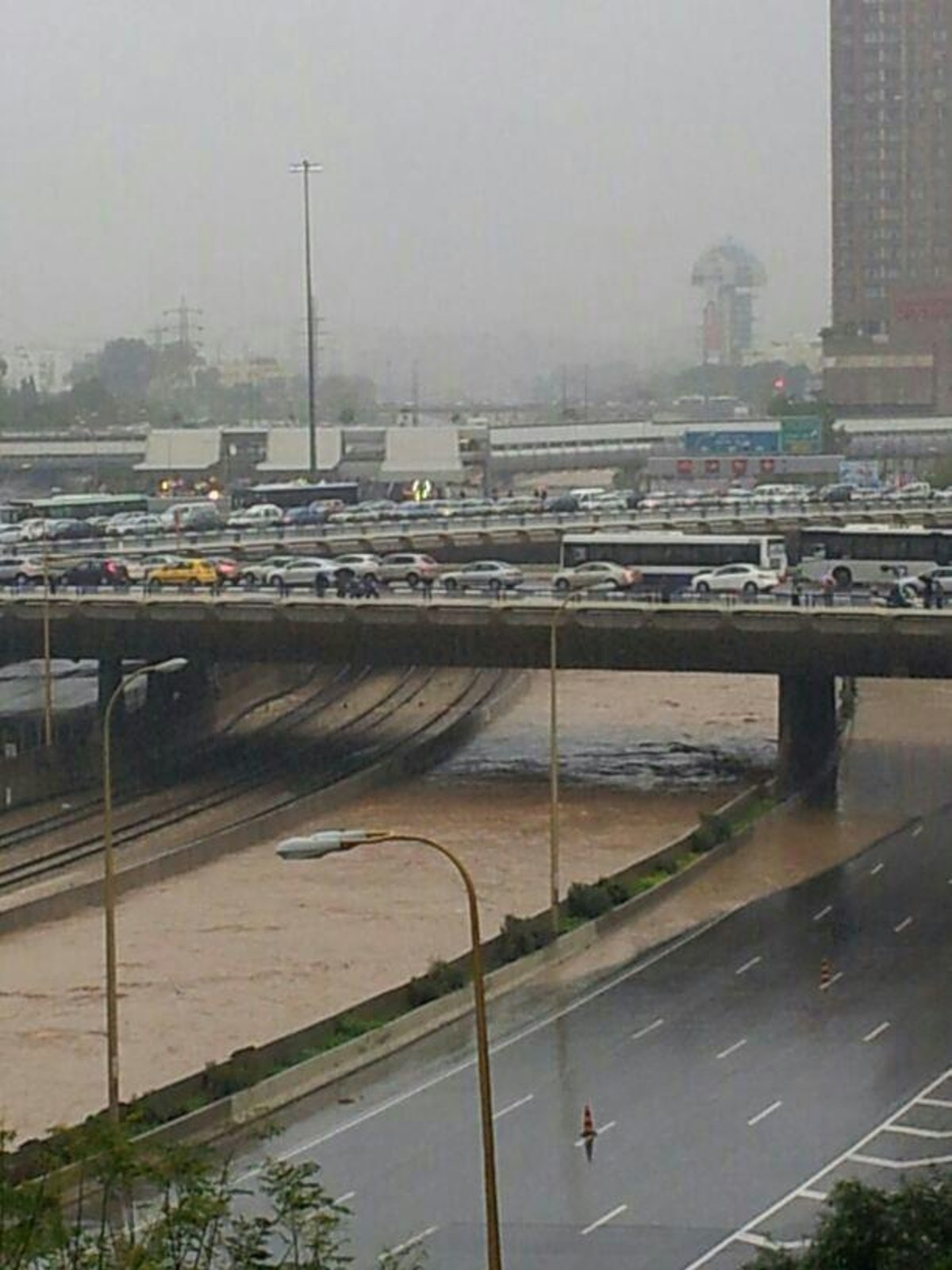 צפו בתיעוד: ההצפה של העשור חסמה את תל אביב