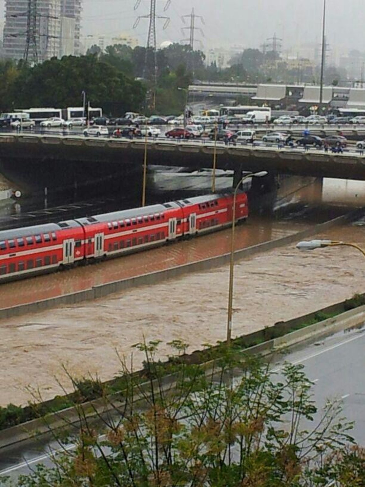 צפו בתיעוד: ההצפה של העשור חסמה את תל אביב