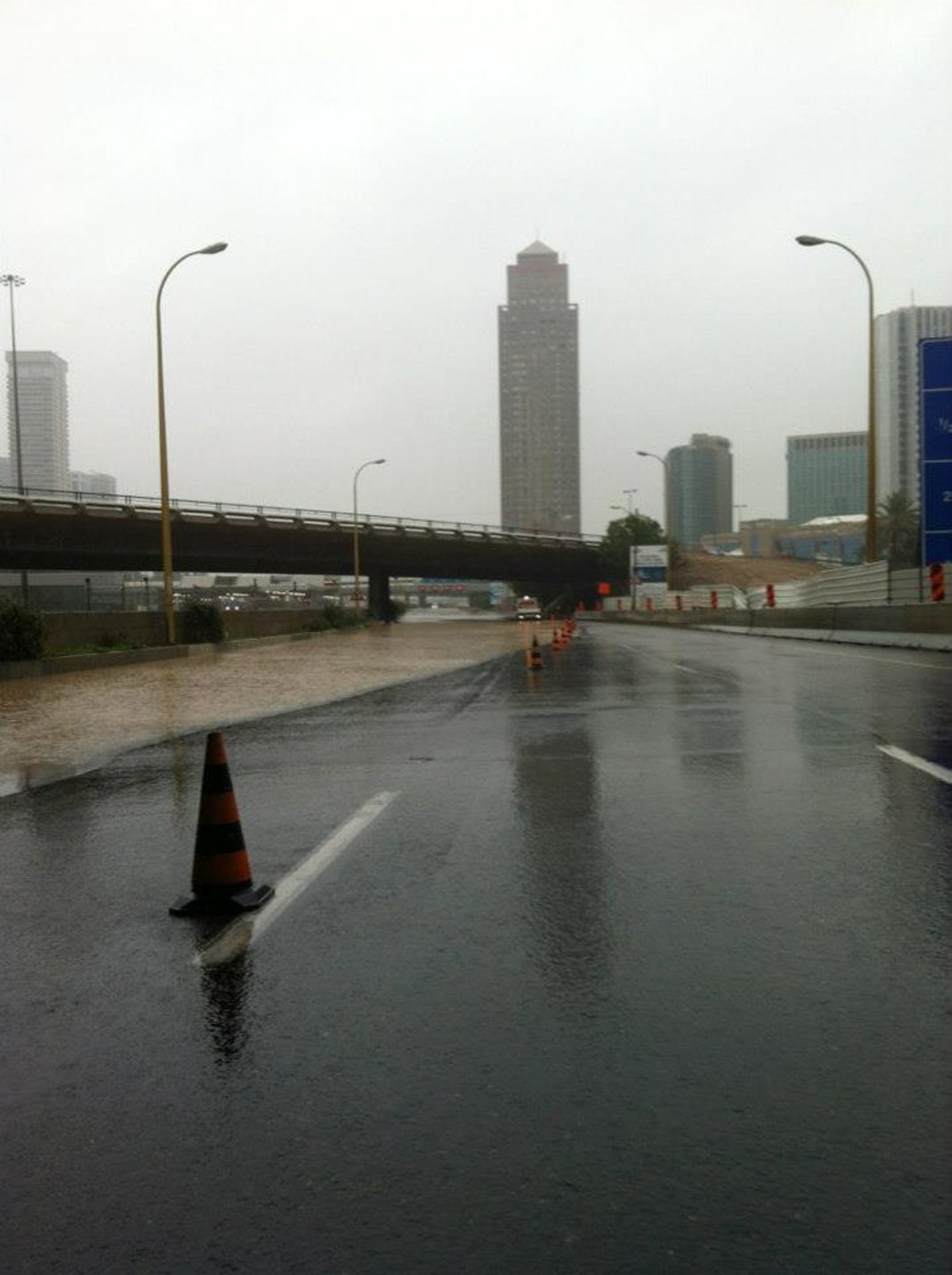 צפו בתיעוד: ההצפה של העשור חסמה את תל אביב