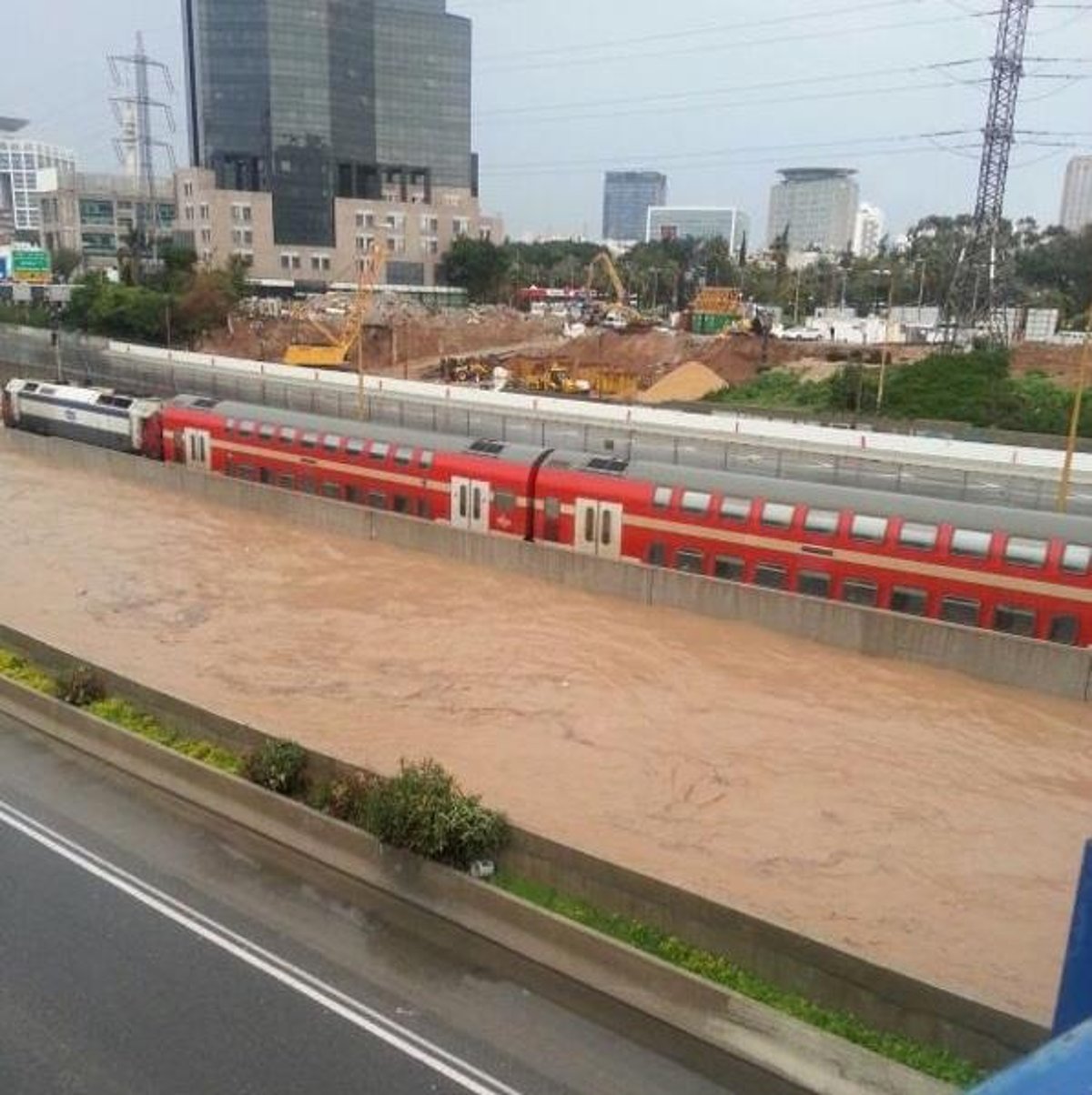 צפו בתיעוד: ההצפה של העשור חסמה את תל אביב