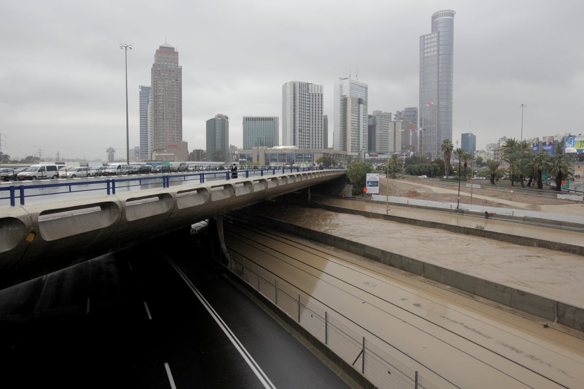 צפו בתיעוד: ההצפה של העשור חסמה את תל אביב