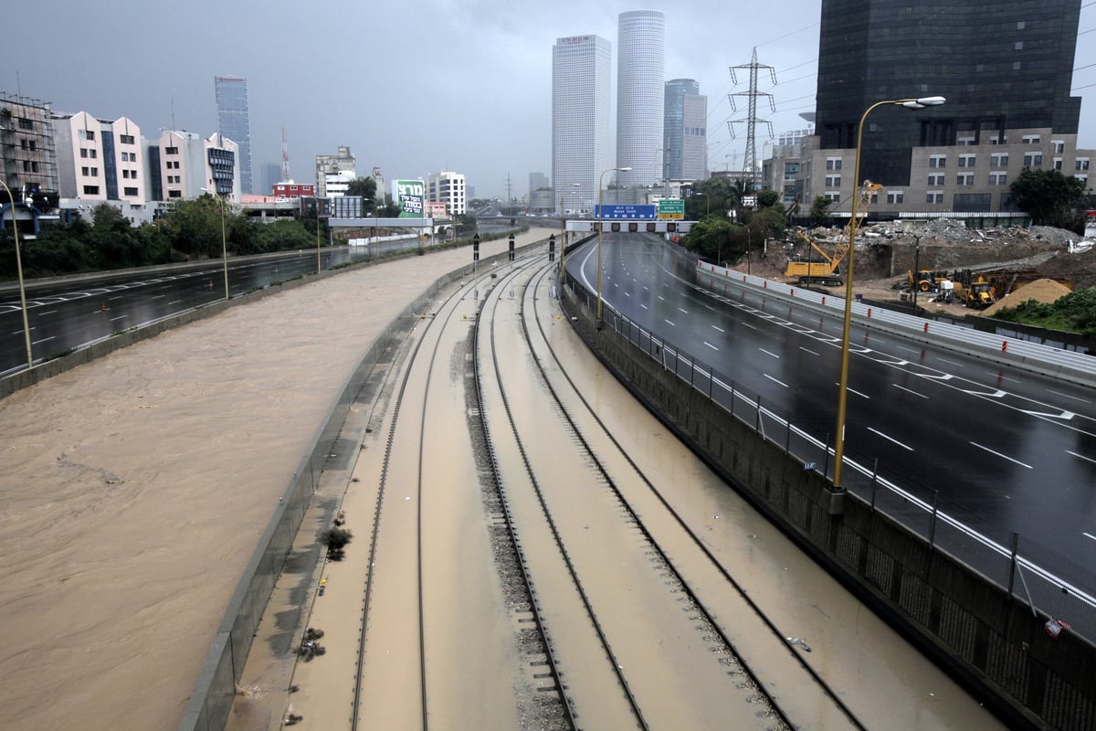 צפו בתיעוד: ההצפה של העשור חסמה את תל אביב