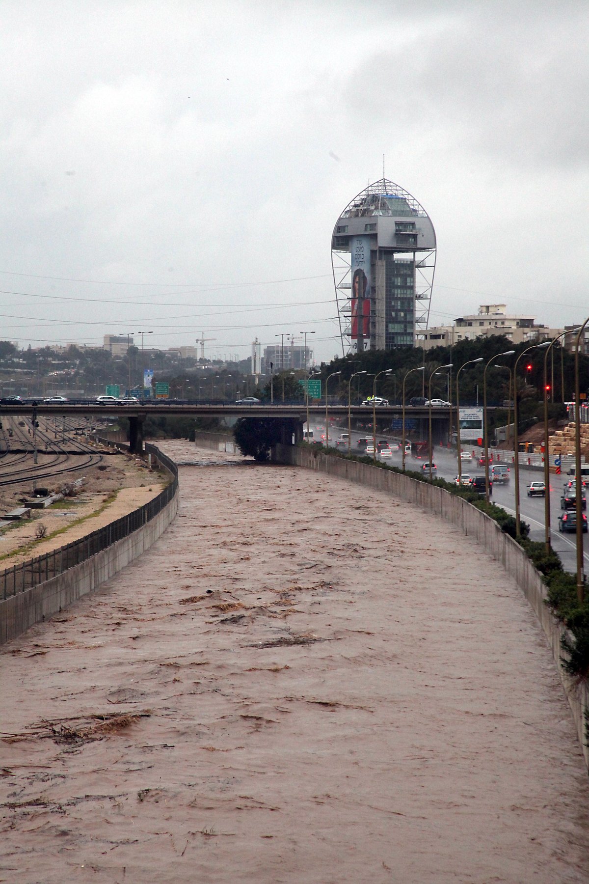 צפו בתיעוד: ההצפה של העשור חסמה את תל אביב