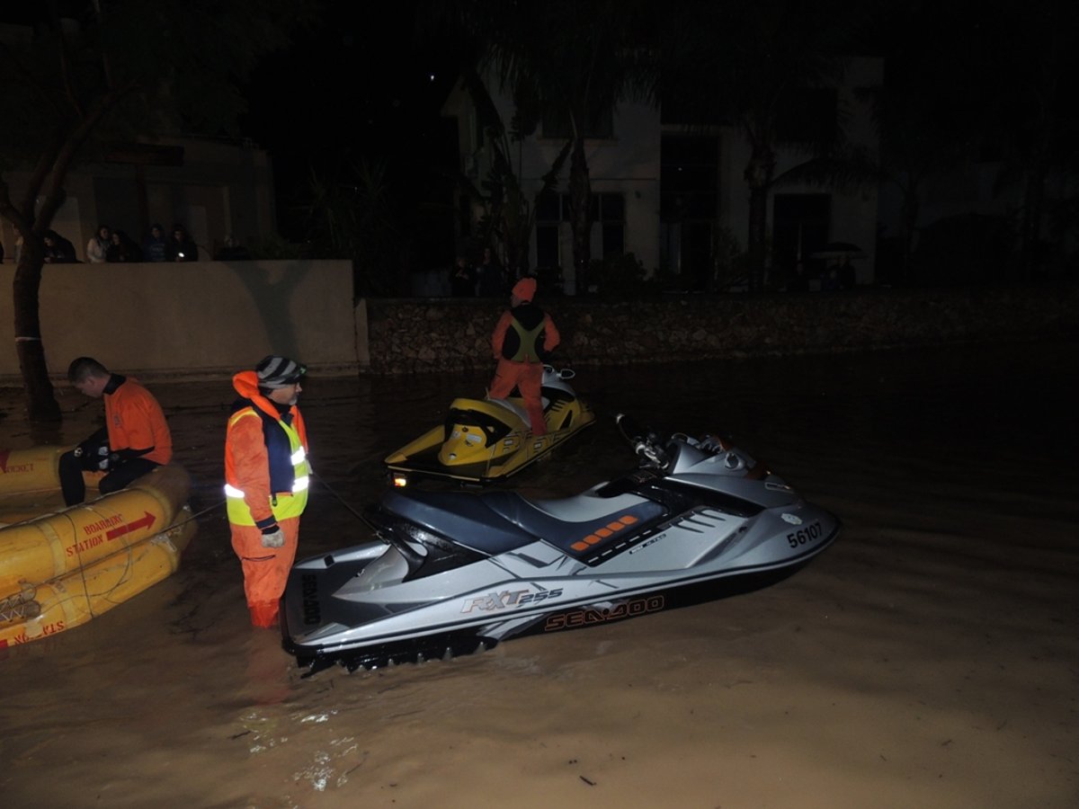 תיעוד: התושבים נתקעו בשיטפון, זק"א סייע בחילוץ