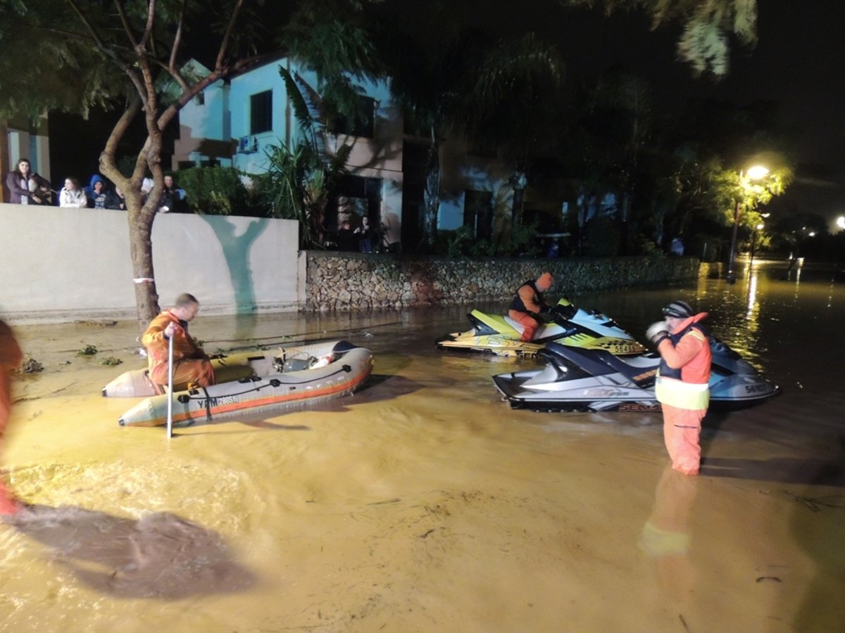 תיעוד: התושבים נתקעו בשיטפון, זק"א סייע בחילוץ