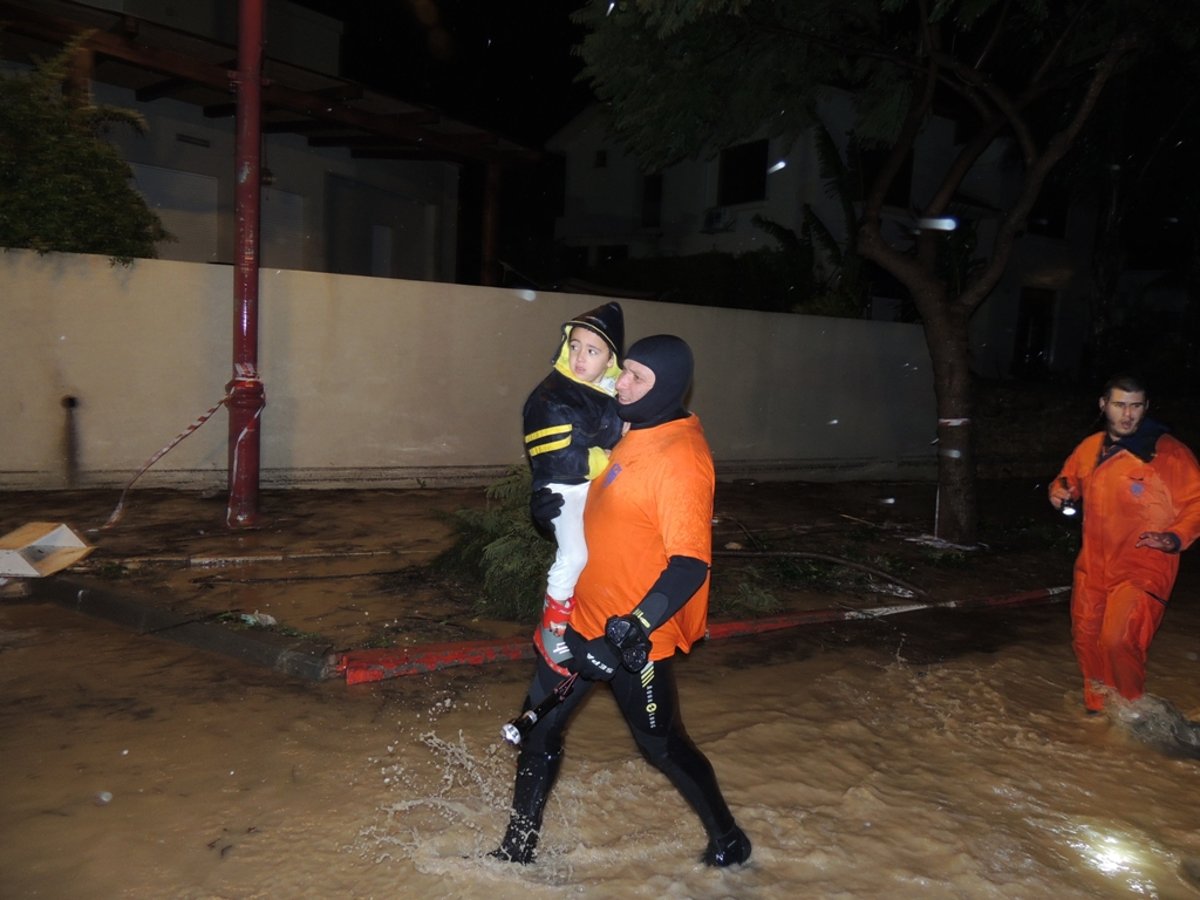 תיעוד: התושבים נתקעו בשיטפון, זק"א סייע בחילוץ