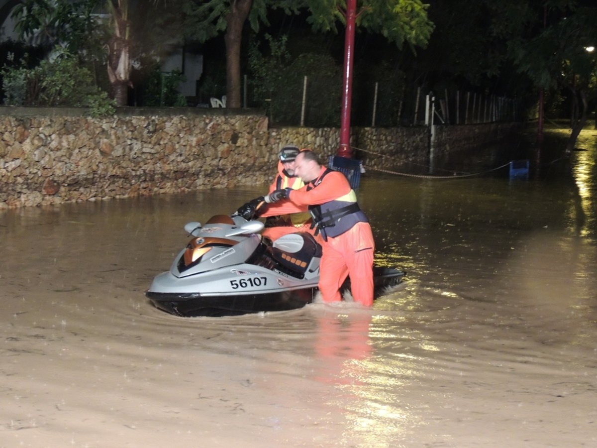 תיעוד: התושבים נתקעו בשיטפון, זק"א סייע בחילוץ